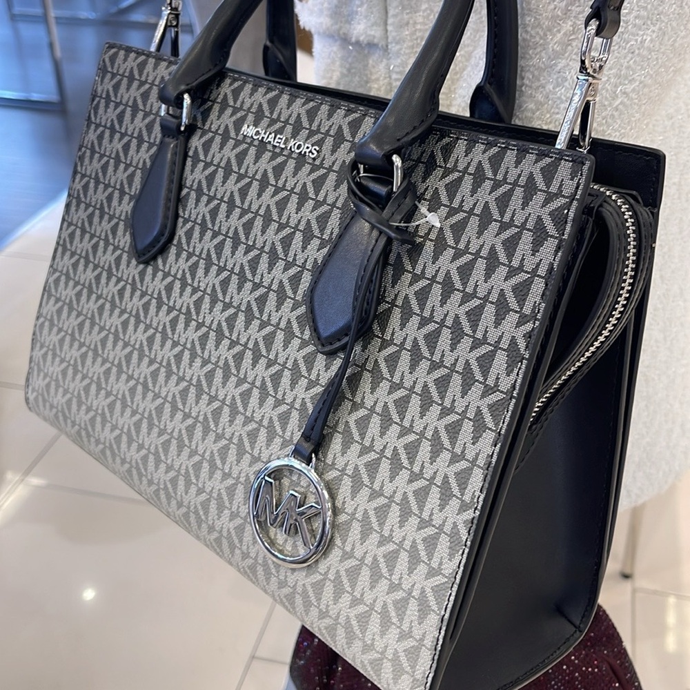 Michael Kors Sheila Medium Ombré Signature Logo Satchel
Black 
NWT - Picture 15 of 16